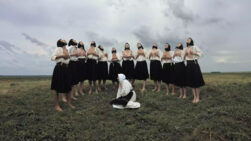 Marina Abramović presenta un ambicioso espectáculo que explora la poesía y el dolor de los Balcanes