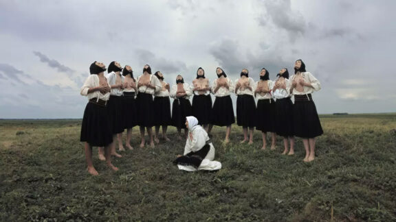 Marina Abramović presenta un ambicioso espectáculo que explora la poesía y el dolor de los Balcanes