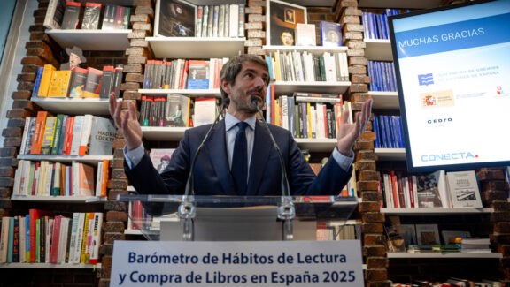 El ministro de Cultura, Ernest Urtasun interviene en la presentación del Barómetro de Hábitos de Lectura y Compra de Libros 2025. EFE/ Daniel Gonzalez