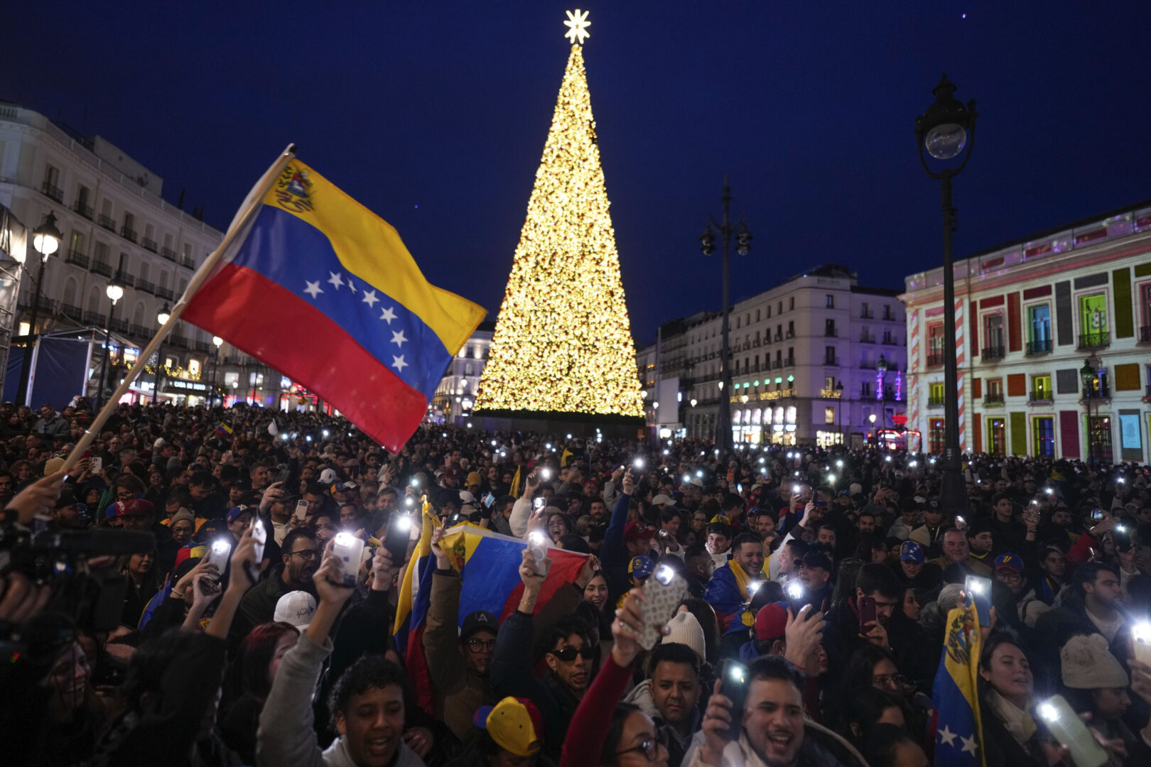 Manifestación de ciudadanos venezolanos tras el operativo militar de Estados Unidos contra Venezuela para arrestar a Nicolás Maduro, este sábado en la Puerta del Sol, en Madrid