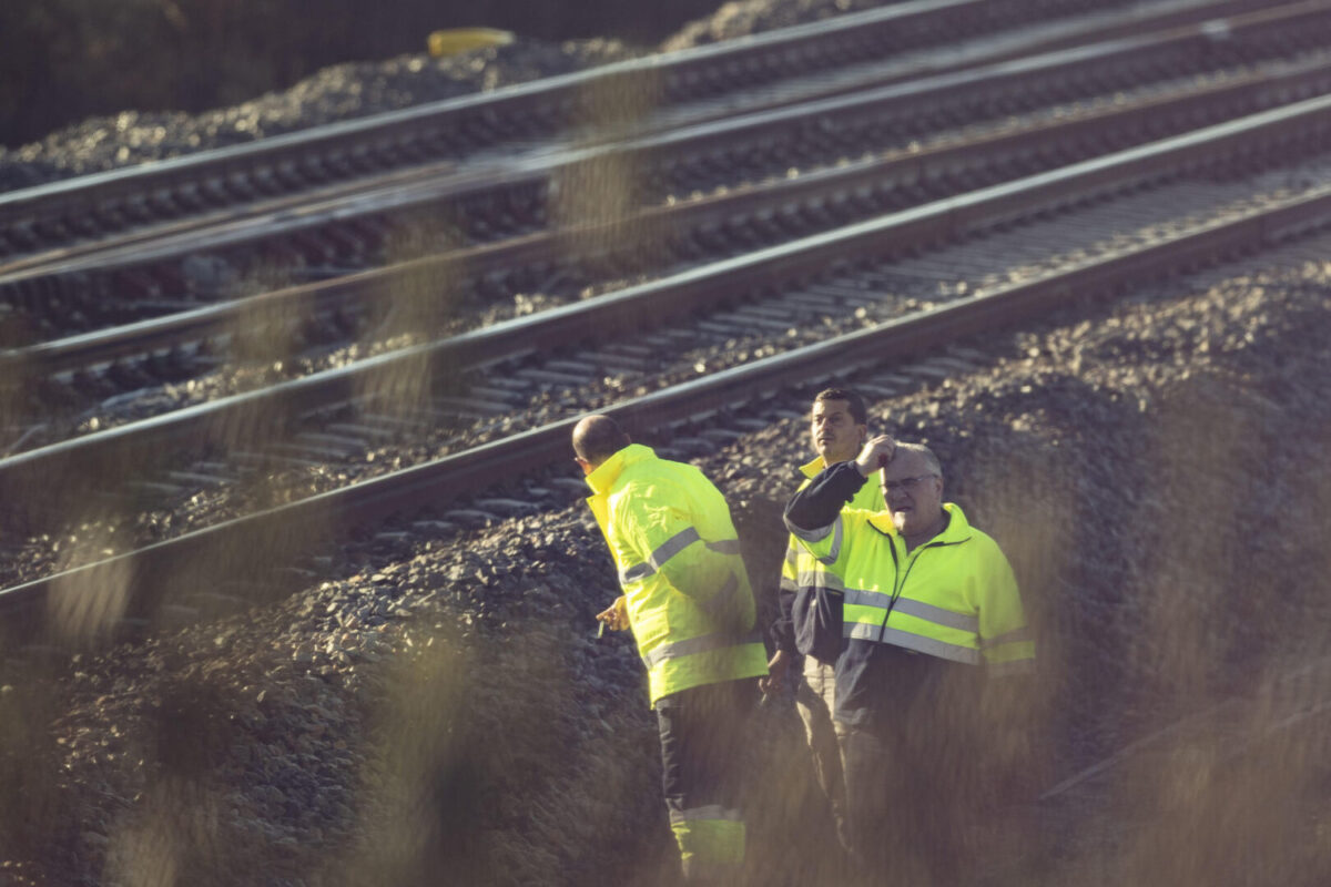 ADAMUZ (CÓRDOBA), 20/01/2026.- Varios operarios examinan las vías en la zona del accidente ferroviario ocurrido el pasado domingo en Adamuz (Córdoba), donde continúan los trabajos para acceder a dos de los vagones en los que viajaban un importante número de pasajeros y para identificar a las víctimas mortales que se elevan ya a 41 este martes, primer día de luto oficial por el siniestro. EFE/Jorge Zapata