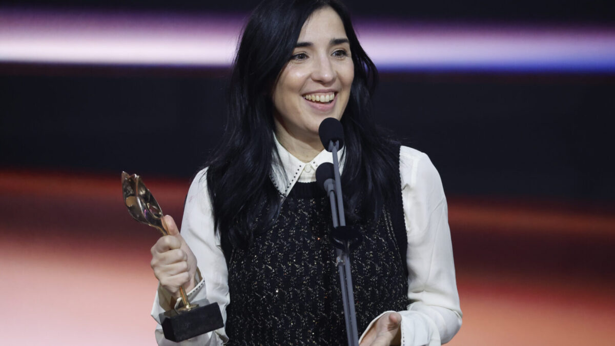 La realizadora Alauda Ruiz de Azua tras recibir el premio a Mejor dirección por su película 'Los domingos', durante la gala de entrega de los Premios Feroz 2026