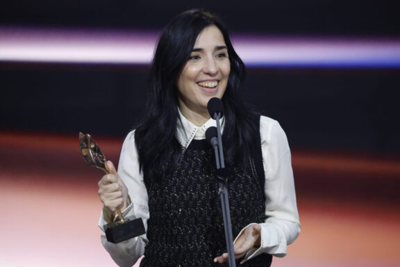 La realizadora Alauda Ruiz de Azua tras recibir el premio a Mejor dirección por su película 'Los domingos', durante la gala de entrega de los Premios Feroz 2026