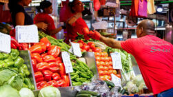 Frutas en un mercado español - Sociedad
