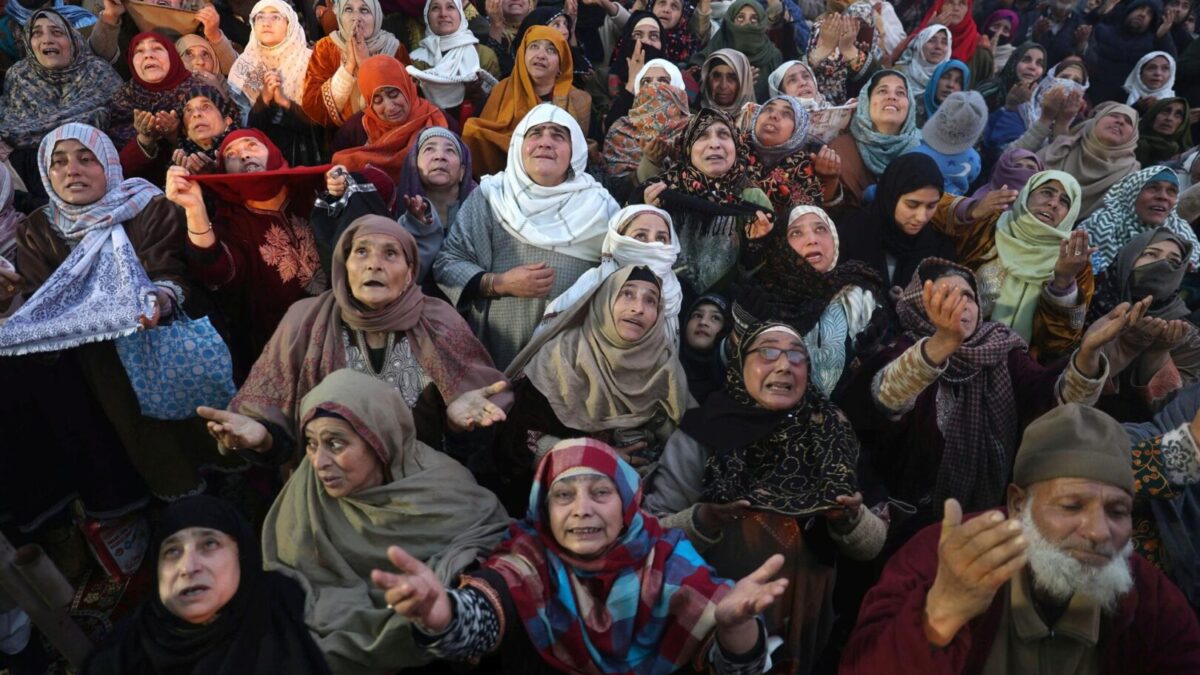 Musulmanes rezan mientras contemplan una reliquia sagrada que se cree contiene un cabello de la barba del profeta Mahoma en el santuario de Hazratbal, en Srinagar, India