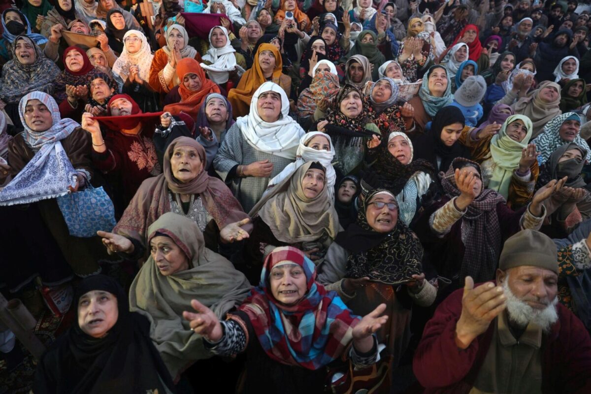 Musulmanes rezan mientras contemplan una reliquia sagrada que se cree contiene un cabello de la barba del profeta Mahoma en el santuario de Hazratbal, en Srinagar, India