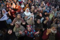 Musulmanes rezan mientras contemplan una reliquia sagrada que se cree contiene un cabello de la barba del profeta Mahoma en el santuario de Hazratbal, en Srinagar, India