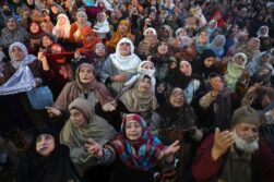 Musulmanes rezan mientras contemplan una reliquia sagrada que se cree contiene un cabello de la barba del profeta Mahoma en el santuario de Hazratbal, en Srinagar, India