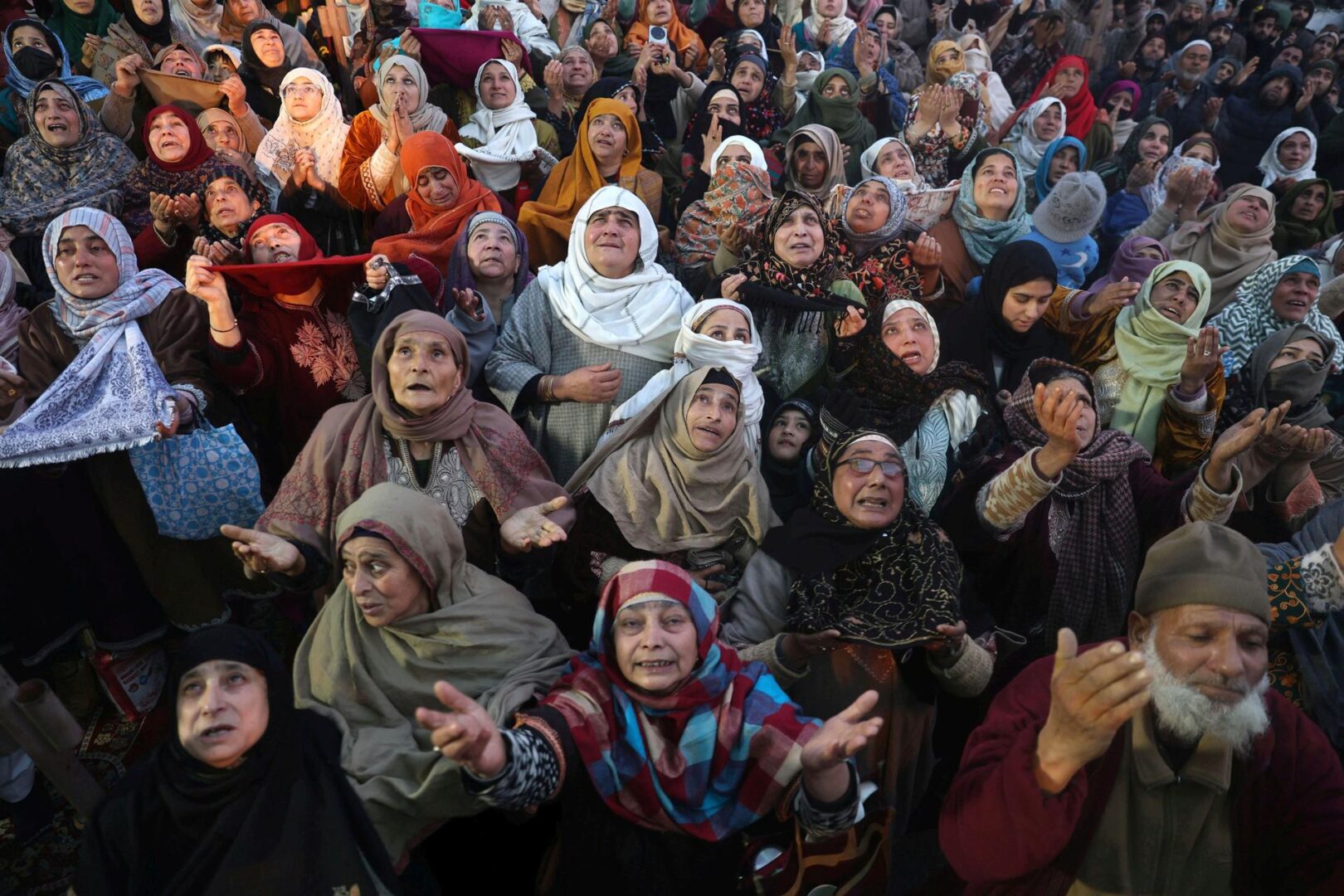 Musulmanes rezan mientras contemplan una reliquia sagrada que se cree contiene un cabello de la barba del profeta Mahoma en el santuario de Hazratbal, en Srinagar, India
