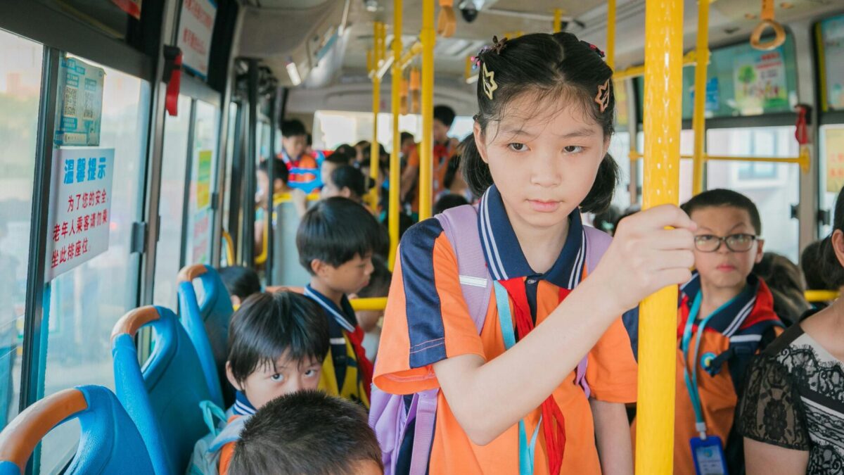 Niño en autobús escolar - Sociedad