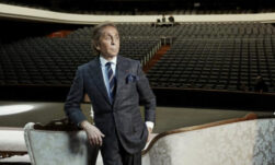 Valentino Garavani en el escenario del Palau de Les Arts, momentos antes del estreno de "La Traviata", en 2017