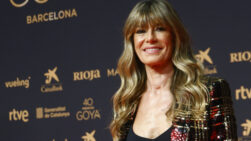 La mujer del presidente del Gobierno Begoña Gómez posa a su llegada a la ceremonia de entrega de la 40º edición de los Premios Goya