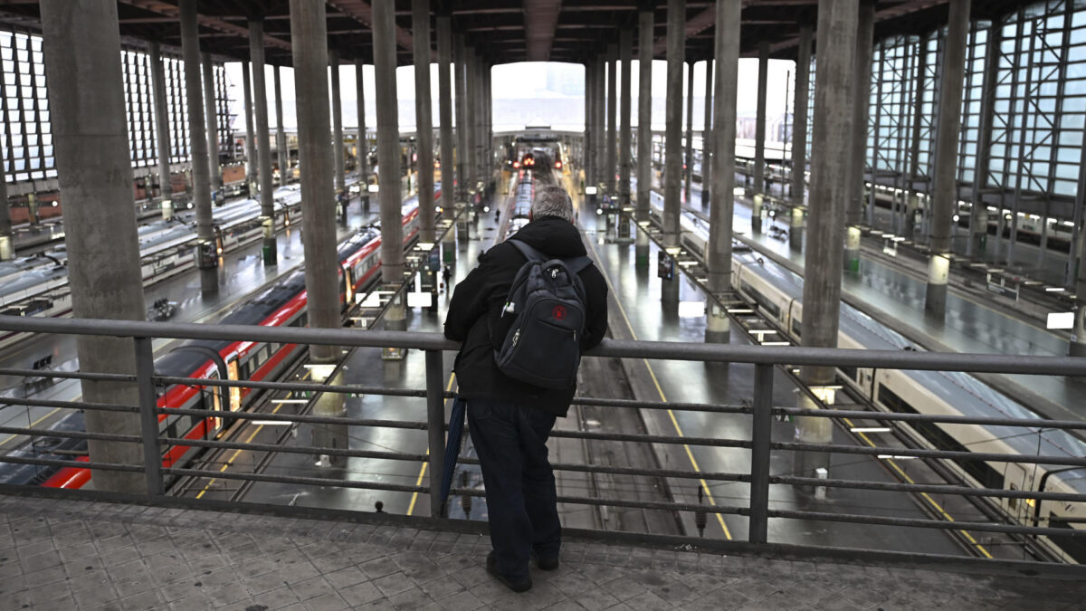 MADRID, 09/02/2026.- Un viajero afectados por la huelga de trabajadores ferroviarios mira hacia los andenes de alta velocidad de la estación de Atocha de Madrid este lunes. La huelga de trabajadores ferroviarios, convocada para pedir mayores medidas de seguridad después de los accidentes registrados en Adamuz (Córdoba) y Gélida (Barcelona), que comenzó a las doce de la noche, continúa su curso sin incidentes reseñables. EFE/ Fernando Villar