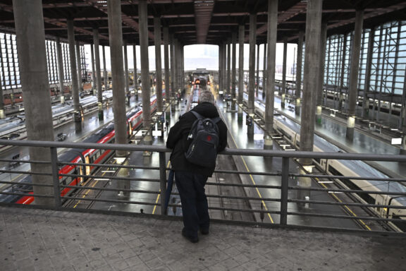 MADRID, 09/02/2026.- Un viajero afectados por la huelga de trabajadores ferroviarios mira hacia los andenes de alta velocidad de la estación de Atocha de Madrid este lunes. La huelga de trabajadores ferroviarios, convocada para pedir mayores medidas de seguridad después de los accidentes registrados en Adamuz (Córdoba) y Gélida (Barcelona), que comenzó a las doce de la noche, continúa su curso sin incidentes reseñables. EFE/ Fernando Villar