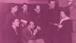 Gisèle Prassinos, una de las poetas incluidas, leyendo sus poemas a Breton, Eluard, Man Ray y otros surrealistas