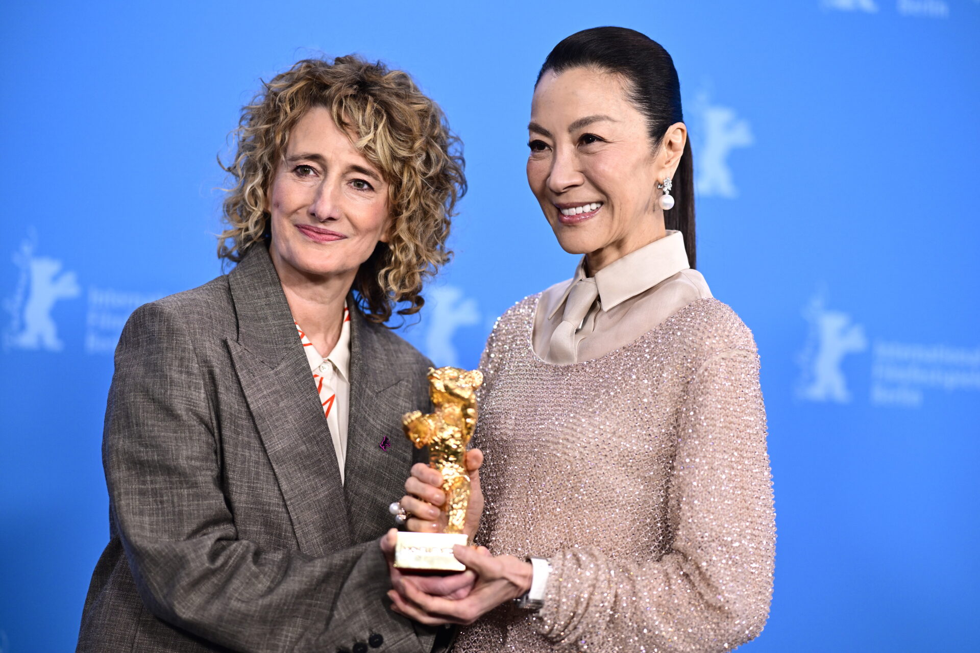 Michelle Yeoh, galardonada con el Oso de Oro honorífico por su trayectoria, posa junto a la directora del festival de la Berlinale, Tricia Tuttle