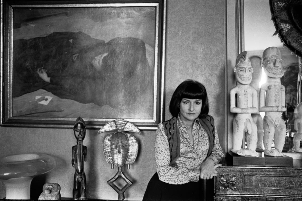 La poeta Joyce Mansour en su casa de Paris (1977)