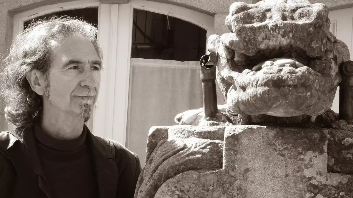 Eugenio Castro, fundador del Grupo surrealista de Madrid, escritor y traductor, recientemente fallecido, a cuya memoria está dedicado el libro