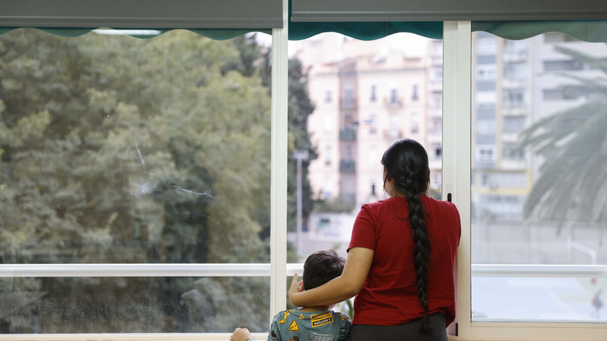 VALENCIA, 13/11/2024.- Como el que pasa de un escenario propio de una guerra a un remanso de paz. Así ha vivido el proceso de acogida extraordinaria el grupo de personas, sobre todo migrantes, rescatadas de las zonas más afectadas por la dana que vive desde hace unos días junto a una congregación religiosa en el corazón de València. En la imagen, Abigail Matamoros, junto a su hijo mayor de cinco años, supervivientes de una de las zonas más afectadas por la dana que viven desde hace unos días con una congregación religiosa. EFE/Ana Escobar