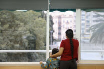 VALENCIA, 13/11/2024.- Como el que pasa de un escenario propio de una guerra a un remanso de paz. Así ha vivido el proceso de acogida extraordinaria el grupo de personas, sobre todo migrantes, rescatadas de las zonas más afectadas por la dana que vive desde hace unos días junto a una congregación religiosa en el corazón de València. En la imagen, Abigail Matamoros, junto a su hijo mayor de cinco años, supervivientes de una de las zonas más afectadas por la dana que viven desde hace unos días con una congregación religiosa. EFE/Ana Escobar