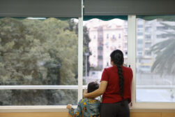 VALENCIA, 13/11/2024.- Como el que pasa de un escenario propio de una guerra a un remanso de paz. Así ha vivido el proceso de acogida extraordinaria el grupo de personas, sobre todo migrantes, rescatadas de las zonas más afectadas por la dana que vive desde hace unos días junto a una congregación religiosa en el corazón de València. En la imagen, Abigail Matamoros, junto a su hijo mayor de cinco años, supervivientes de una de las zonas más afectadas por la dana que viven desde hace unos días con una congregación religiosa. EFE/Ana Escobar