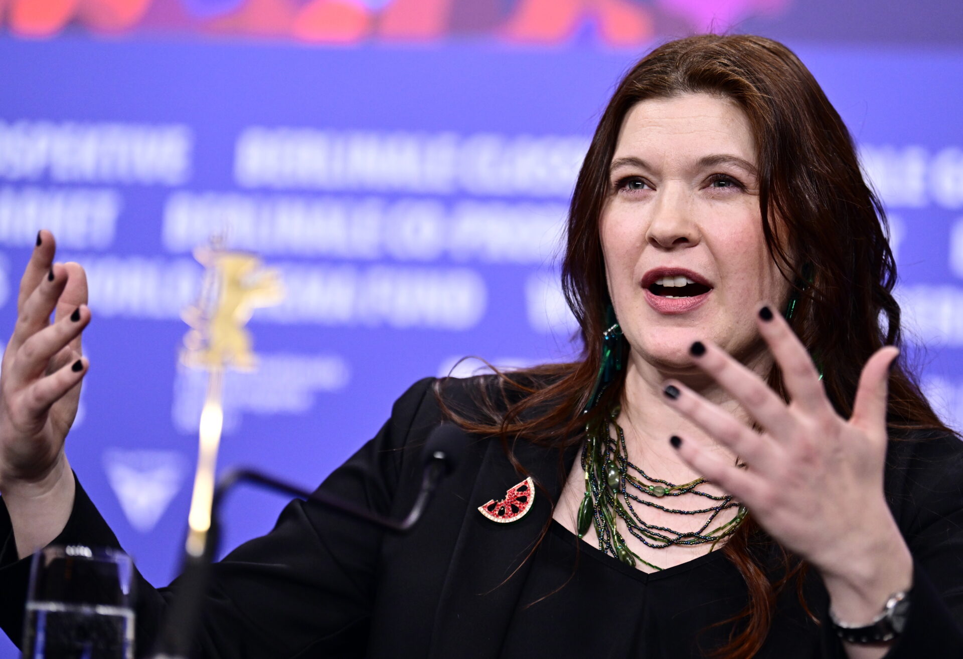 La directora finlandesa Hanna Bergholm acudió a la rueda de prensa de 'Nightborn (Yon Lapsi)' con un pin de sandía en apoyo a Palestina en la Berlinale