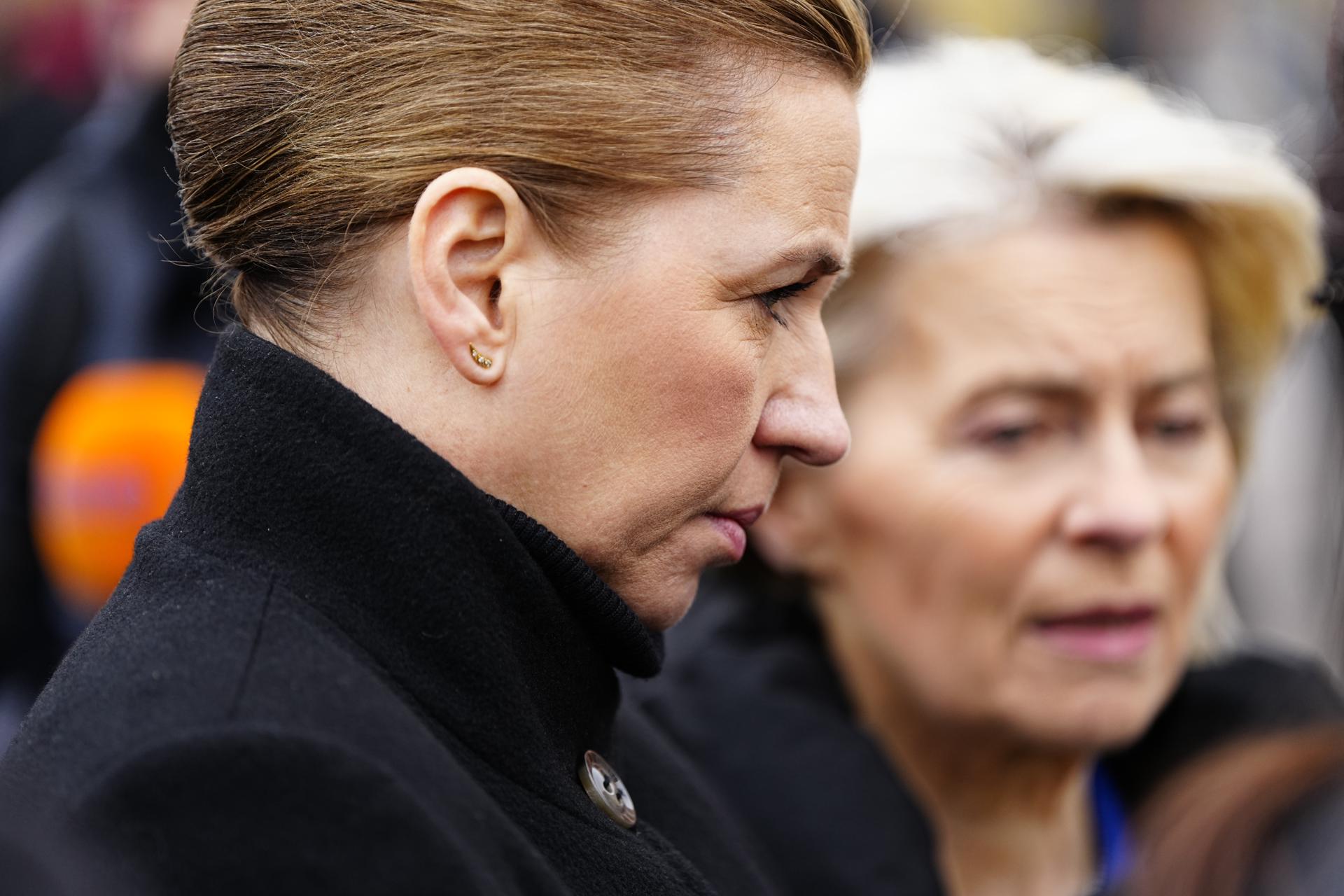 Kyiv (Ukraine), 24/02/2026.- Denmark's Prime Minister Mette Frederiksen (L) and the President of the European Commission Ursula von der Leyen participate in a memorial ceremony for fallen soldiers at Maidan Square in Kyiv, Ukraine, 24 February 2026. Frederiksen is visiting on the fourth anniversary of Russia's invasion of Ukraine. (Dinamarca, Rusia, Ucrania, Kiev) EFE/EPA/MADS CLAUS RASMUSSEN DENMARK OUT