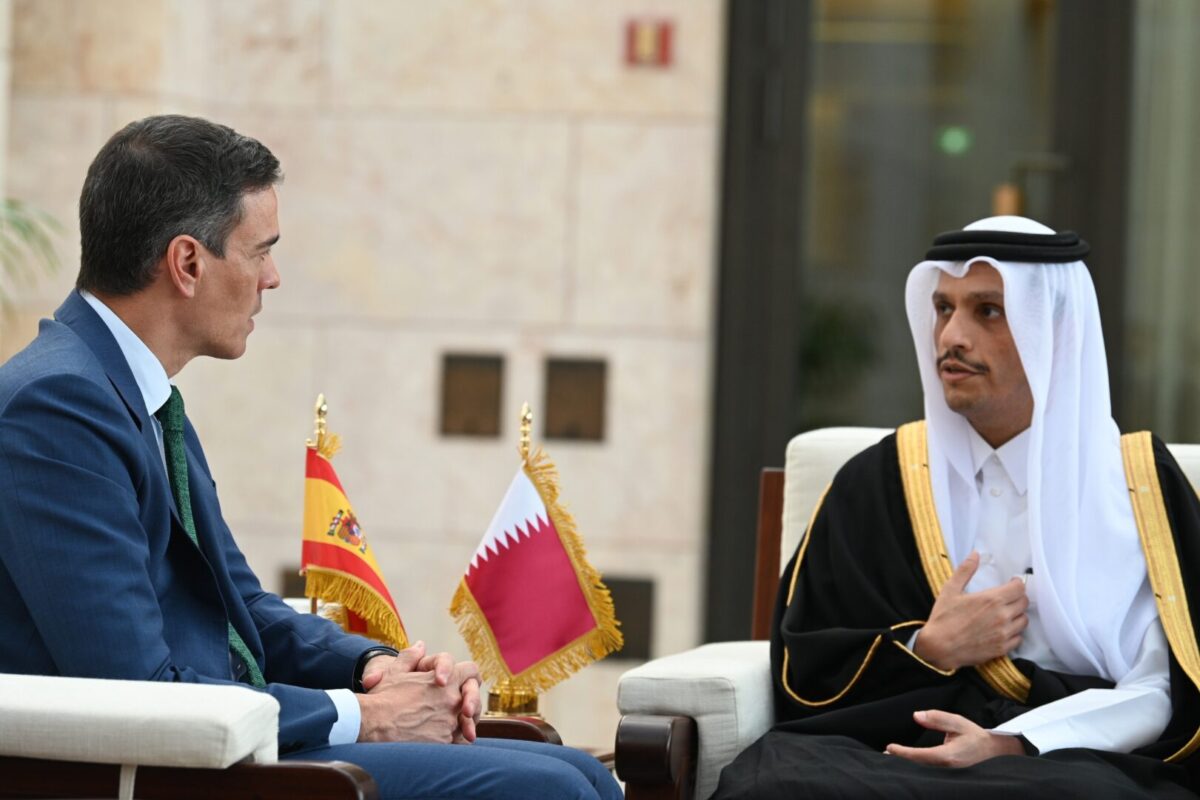 El presidente del Gobierno, Pedro Sánchez, y el primer ministro de Qatar, Mohamed bin Abdulrahman al Zani.