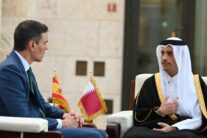 El presidente del Gobierno, Pedro Sánchez, y el primer ministro de Qatar, Mohamed bin Abdulrahman al Zani.