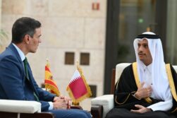 El presidente del Gobierno, Pedro Sánchez, y el primer ministro de Qatar, Mohamed bin Abdulrahman al Zani.