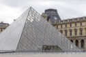 Entrada del Museo del Louvre, en París