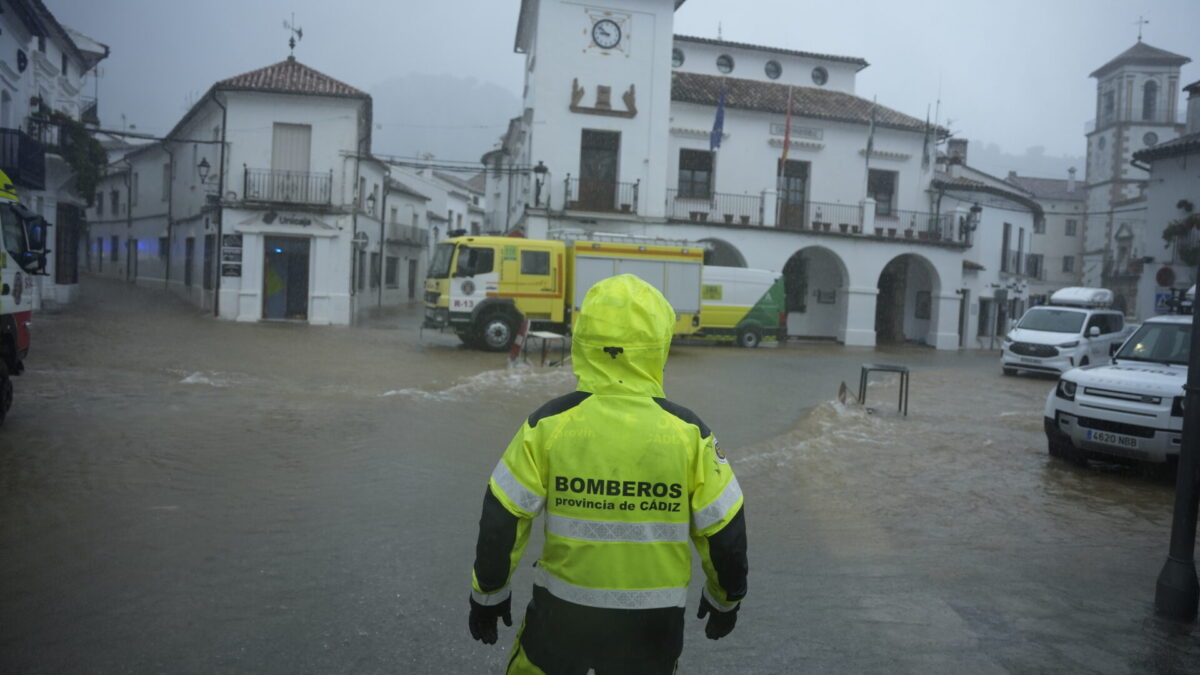 Bomberos de la provincia de Cádiz trabajan en labores de achique de agua en calles y viviendas en la localidad gaditana de Grazalema tras el paso de la borrasca Leonardo.