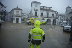 Bomberos de la provincia de Cádiz trabajan en labores de achique de agua en calles y viviendas en la localidad gaditana de Grazalema tras el paso de la borrasca Leonardo.