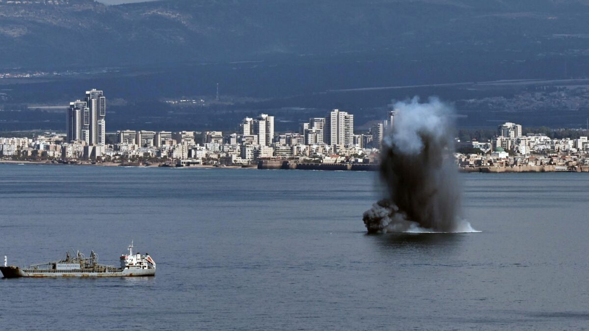 Tirat Hacarmel (Israel), 28/02/2026.- A plume of smoke rises as an Iranian missile hits the sea waters off Haifa, Israel, 28 February 2026. The Israeli military reported on 28 February it deteced missiles launched from Iran following earlier Israeli and US strikes. Sirens were activated across several parts of the country in response. EFE/EPA/ATEF SAFADI