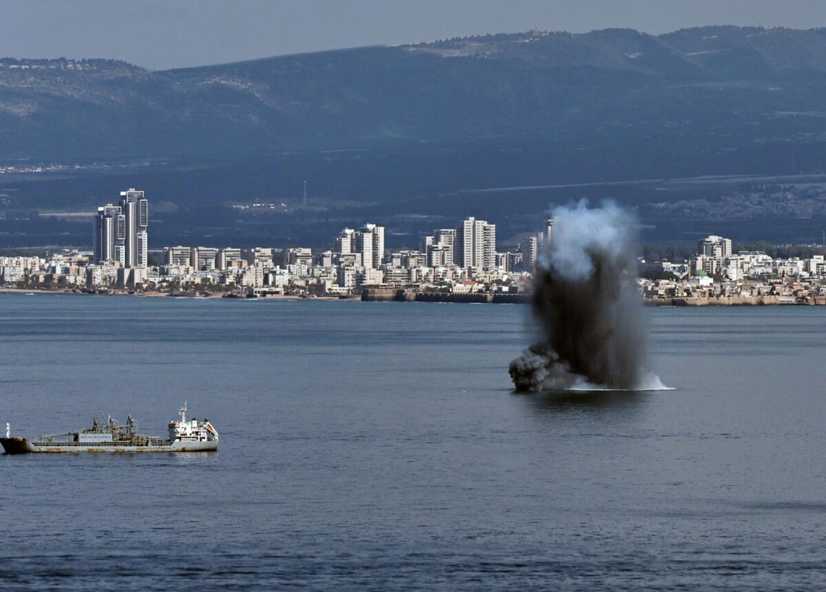 Tirat Hacarmel (Israel), 28/02/2026.- A plume of smoke rises as an Iranian missile hits the sea waters off Haifa, Israel, 28 February 2026. The Israeli military reported on 28 February it deteced missiles launched from Iran following earlier Israeli and US strikes. Sirens were activated across several parts of the country in response. EFE/EPA/ATEF SAFADI