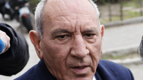 MADRID, 18/02/2026.- El número dos de la Policía Nacional José Ángel González, denunciado por agresión sexual, a su llegada este miércoles a su domicilio. El Sindicato Profesional de Policía (SPP), que representa mayoritariamente a los mandos del cuerpo, ha pedido "prudencia", "respeto" y "responsabilidad sindical" respecto al procedimiento judicial abierto tras la denuncia por agresión sexual contra el que hasta ayer fuera el máximo mando uniformado de la institución, el director adjunto operativo (DAO) José Ángel González.