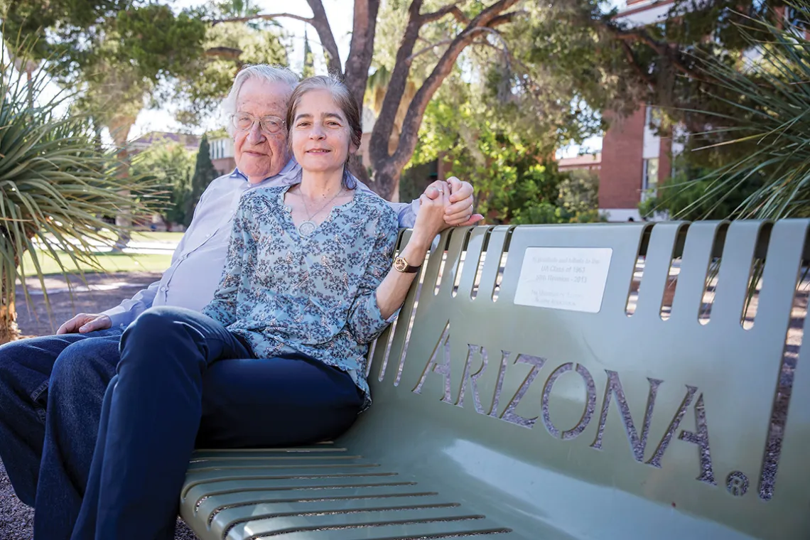 Noam y Valeria Chomsky, en una fotografía de la Universidad de Arizona