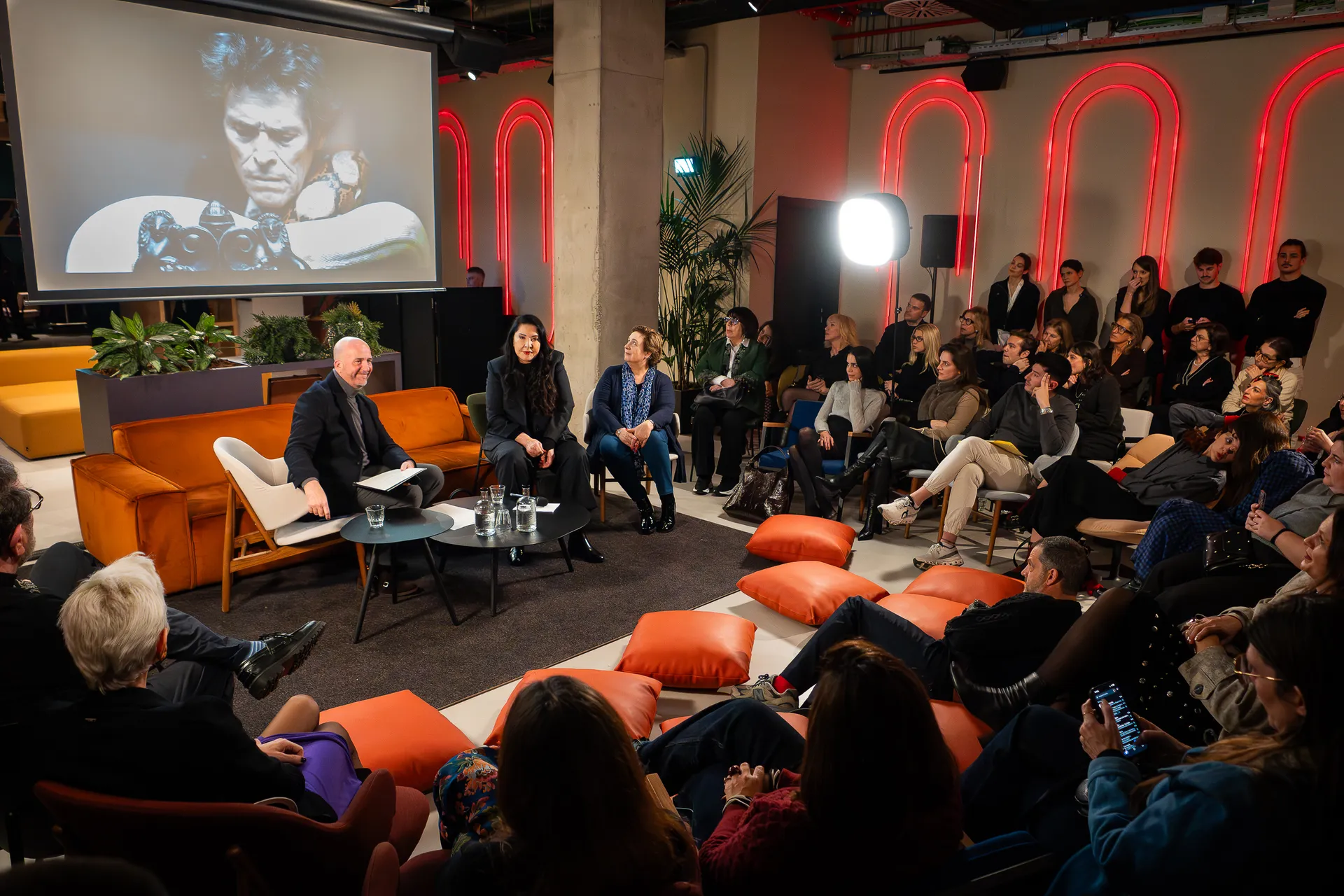 Marina Abramovic junto a Víctor García de Gomar, del Liceu, en The Social Hub Barcelona