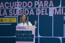 Yolanda Díaz, interviene durante el acto en el que el Gobierno y los sindicatos CCOO y UGT firman el acuerdo para subir el Salario Mínimo Interprofesional.