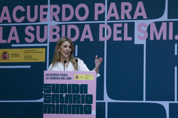Yolanda Díaz, interviene durante el acto en el que el Gobierno y los sindicatos CCOO y UGT firman el acuerdo para subir el Salario Mínimo Interprofesional.