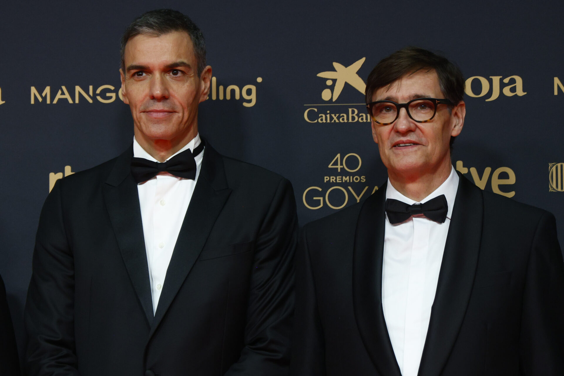 El presidente del Gobierno Pedro Sánchez (i) y el presidente de la Generalitat Salvador Illa posan a su llegada a la ceremonia de entrega de los Premios Goya