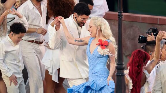 Bad Bunny y Lady Gaga durante su actuación en el medio tiempo de la Super Bowl | Apple Music Super Bowl Halftime Show