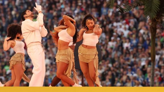 Bad Bunny durante su actuación en la Super Bowl 2026