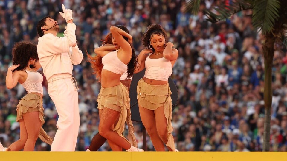 Bad Bunny durante su actuación en la Super Bowl 2026