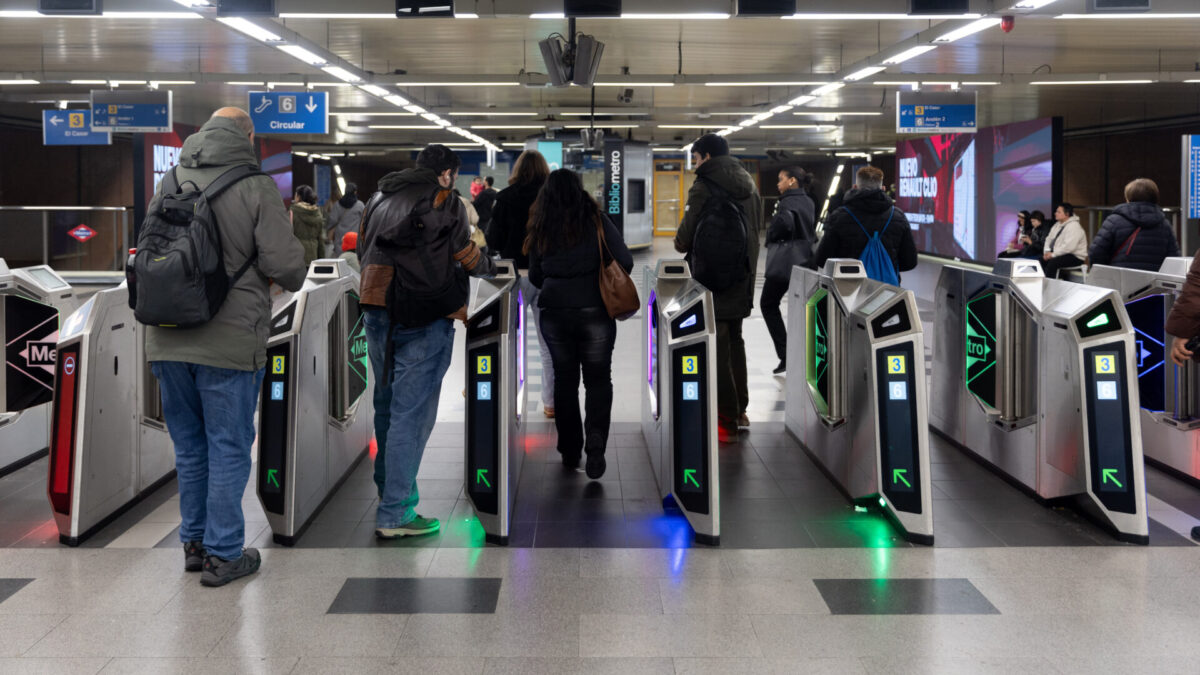 Viajeros saliendo del Metro de Madrid