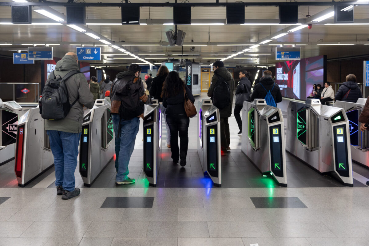 Viajeros saliendo del Metro de Madrid