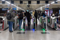 Viajeros saliendo del Metro de Madrid