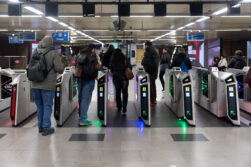 Viajeros saliendo del Metro de Madrid