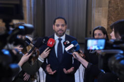 El diputado de Vox, Ignacio Garriga, durante un pleno en el Parlament de Cataluña