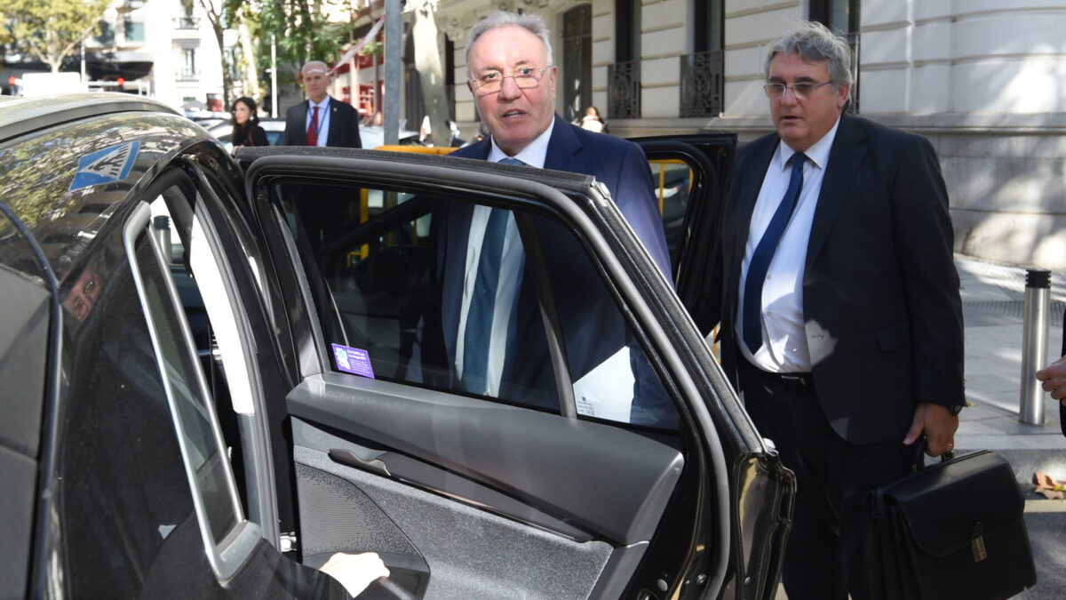 El presidente de Sidenor, José Antonio Jainaga (c), durante el juicio contra tres altos cargos de la empresa Sidenor en la Audiencia Nacional, a 12 de noviembre de 2025, en Madrid (España)